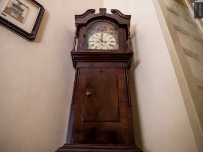L�86enne padrona di casa ci mostra uno dei cimeli del salottino: il pendolo ottocentesco, che funziona ancora con gli antichi meccanismi